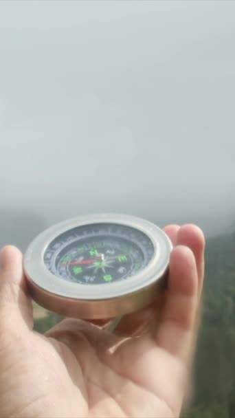 Homem Segurando Uma Bússola Nas Montanhas — Vídeo de Stock