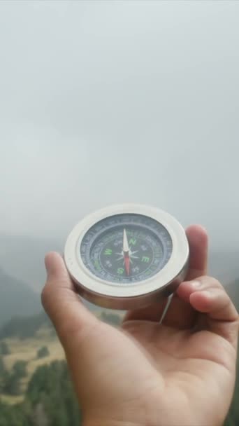 Muž Držící Kompas Horách — Stock video