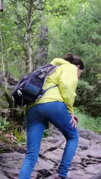 Escursionista Donna Sul Sentiero Montagna Guardando Cascata — Video Stock