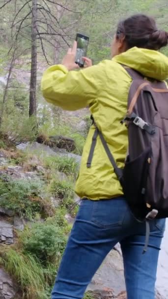 Wanderin Auf Wanderweg Den Bergen Fotografiert Wasserfall — Stockvideo