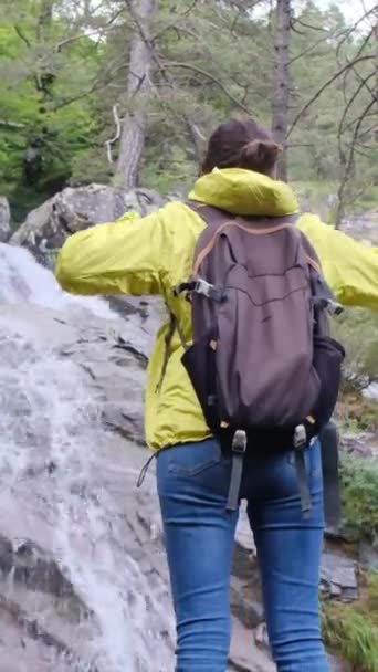 폭포를 산에서 트레일에 하이커 — 비디오