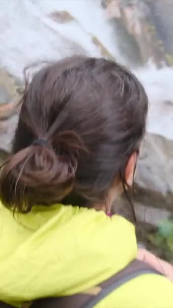 Mujer Excursionista Sendero Las Montañas Mirando Cascada — Vídeo de stock