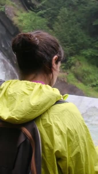 Escursionista Donna Sul Sentiero Montagna Guardando Mappa Vicino Alla Cascata — Video Stock