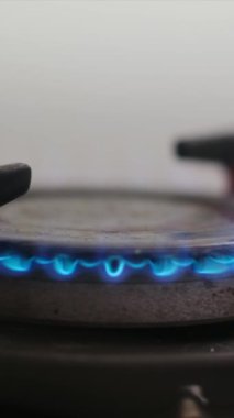 Mavi Doğal Gaz Alevleri. Ağır çekim. Kapat.