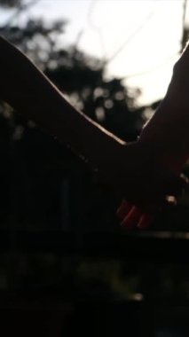 Aile bağının yürek ısıtan özünü bir annenin ve oğlunun el ele tutuşması gibi hisset.