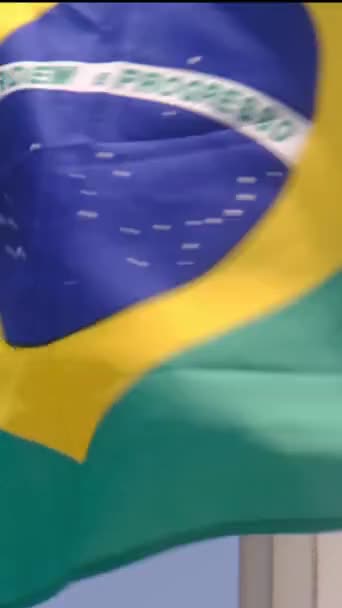 Detaljerad Närbild Den Nationella Flaggan Brasilien Vinka Vinden Klar Dag — Stockvideo