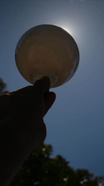 上空の背景に手の電球 — ストック動画