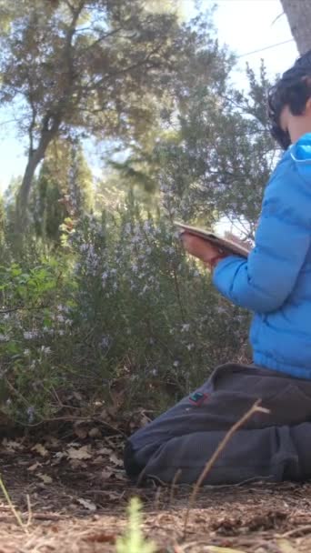 Chłopiec Robi Notatki Swoim Notatniku Lesie — Wideo stockowe