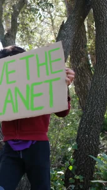 Концепция Изменения Климата Мальчик Протесте Плакатами — стоковое видео