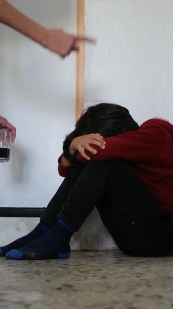 Trauriger Junge Der Mit Dem Gesicht Auf Knien Schäbigen Wänden — Stockvideo