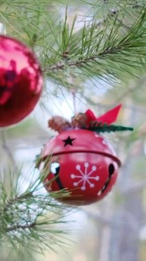 Çocuk dışarıda Noel ağacı süslüyor.
