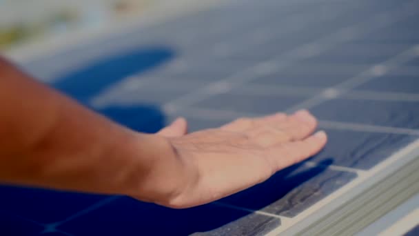 Mano Mujer Paneles Solares Concepto Ecología — Vídeos de Stock