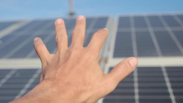 Mão Mulher Painéis Solares Conceito Ecologia — Vídeo de Stock