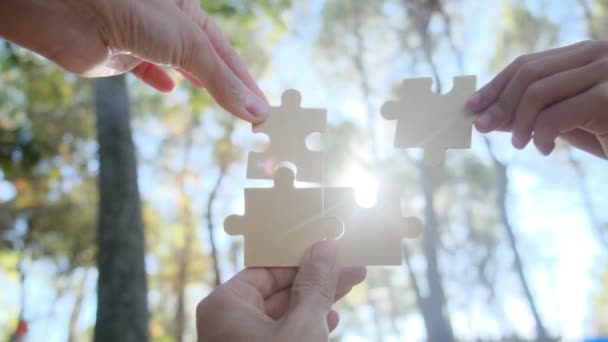 Teamwork Business Finance Concept Handen Verbinden Puzzels Het Park Symbool — Stockvideo