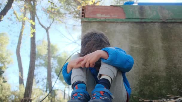 Üzgün Çocuk Dışarıda Dizlerinin Üzerinde Oturuyor — Stok video