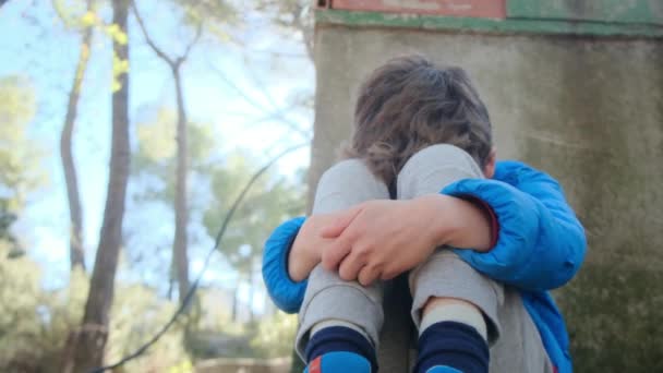 Smutný Chlapec Sedí Venku Zemi Obličejem Kolenou — Stock video