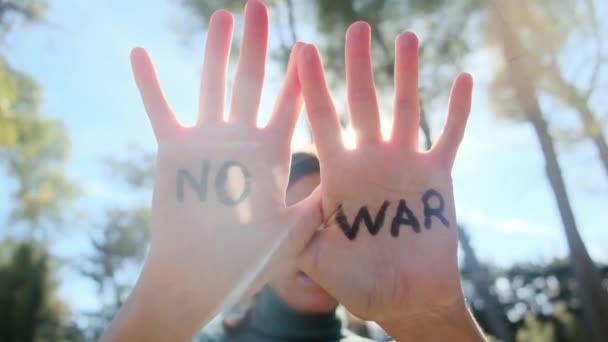 没有战争语言的女人在手掌上 — 图库视频影像