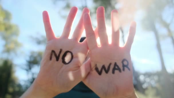 Γυναίκα Χωρίς Πολεμικά Λόγια Στις Παλάμες Κοντινό Πλάνο — Αρχείο Βίντεο
