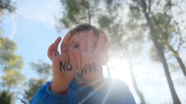 Avuçlarında Savaş Kelimeleri Olmayan Çocuk Yakın Plan — Stok video