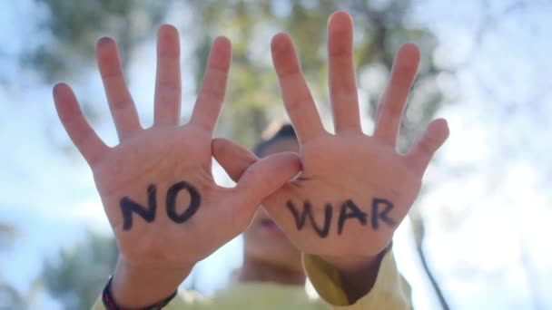 Jongen Zonder Oorlog Woorden Handpalmen Close — Stockvideo