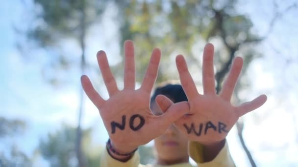 Junge Ohne Kriegsworte Auf Handflächen Nahaufnahme — Stockvideo