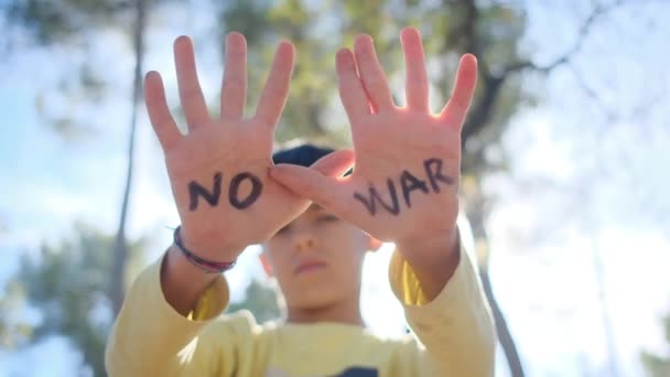 Garçon Sans Mots Guerre Sur Les Paumes Gros Plan — Video