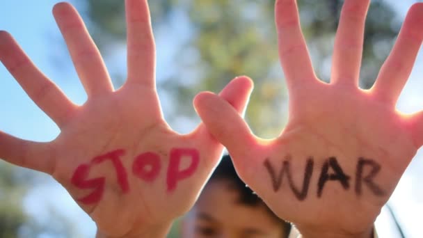 Αγόρι Stop War Λόγια Στις Παλάμες Closeup — Αρχείο Βίντεο