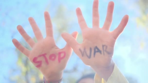 Menino Com Palavras Stop War Nas Palmas Das Mãos Close — Vídeo de Stock