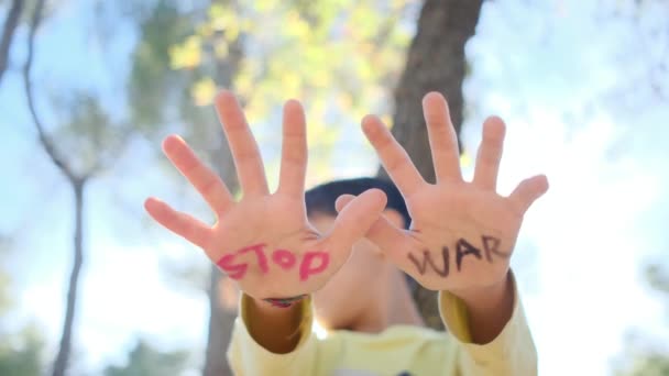 Pojke Med Stopp Krig Ord Handflator Närbild — Stockvideo