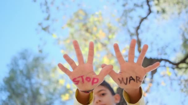 Avuç Içlerindeki Savaş Kelimelerini Durduran Çocuk Yakın Plan — Stok video