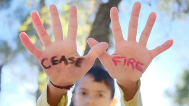 Junge Mit Waffenstillstandswörtern Auf Handflächen Nahaufnahme — Stockvideo