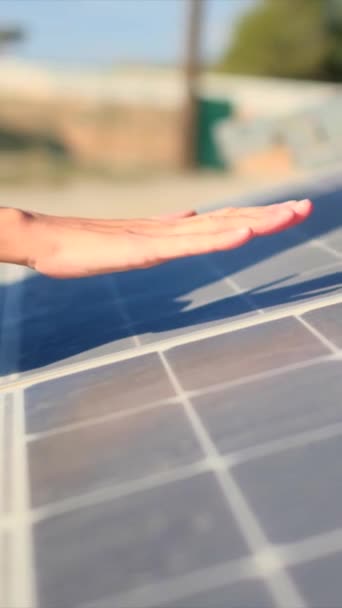 Mano Del Hombre Paneles Solares Concepto Ecología — Vídeo de stock