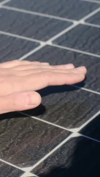 Mensch Hand Und Sonnenkollektoren Ökologisches Konzept — Stockvideo