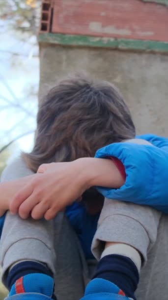 Trauriger Junge Sitzt Draußen Auf Dem Boden — Stockvideo