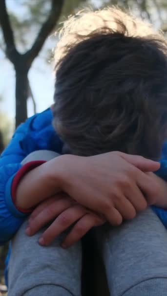 Trauriger Junge Sitzt Draußen Auf Dem Boden — Stockvideo