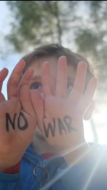 手のひらに戦争の言葉がない少年 クローズアップ — ストック動画