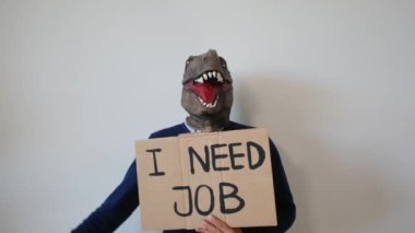 Dinozor maskesi takan bir işadamı. Stüdyoda işe ihtiyacım var. 