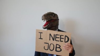 Dinozor maskesi takan bir işadamı. Stüdyoda işe ihtiyacım var. 