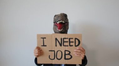 Dinozor maskesi takan bir işadamı. Stüdyoda işe ihtiyacım var. 