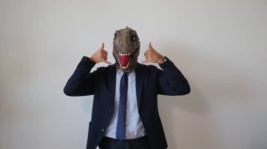 Dinozor maskeli, telefon hareketleriyle iş adamı. 