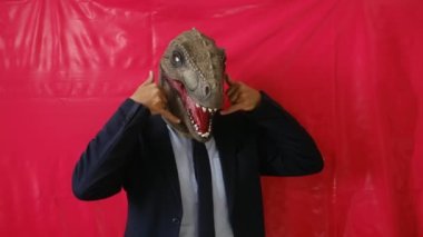 Dinozor maskeli bir iş adamı.