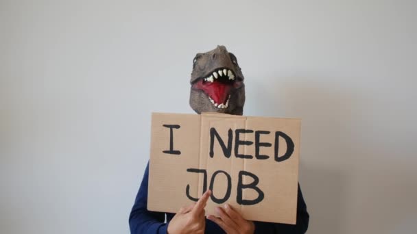 Empresário Vestindo Máscara Dinossauro Segurando Cartão Com Texto Preciso Trabalho — Vídeo de Stock