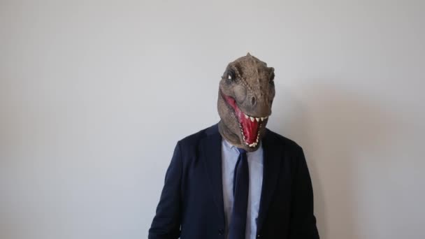 Hombre Negocios Con Máscara Dinosaurio Que Sostiene Tarjeta Con Texto — Vídeos de Stock