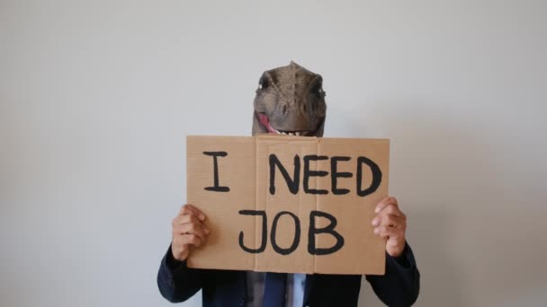 Üzletember Visel Dinoszaurusz Maszk Tartó Kártya Szöveges Szükségem Van Munkát — Stock videók