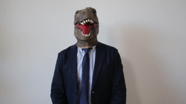 Hombre Negocios Con Máscara Dinosaurio Sosteniendo Cabeza — Vídeos de Stock
