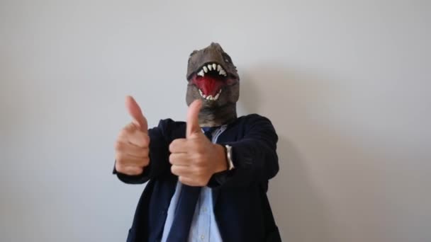 Hombre Negocios Con Máscara Dinosaurio Con Pulgares Arriba — Vídeos de Stock