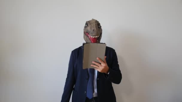 Uomo Affari Maschera Dinosauro Possesso Tablet All Interno — Video Stock