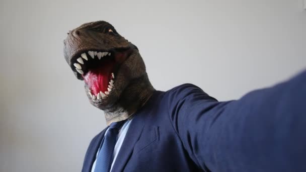 Geschäftsmann Dinosauriermaske Macht Selfie — Stockvideo
