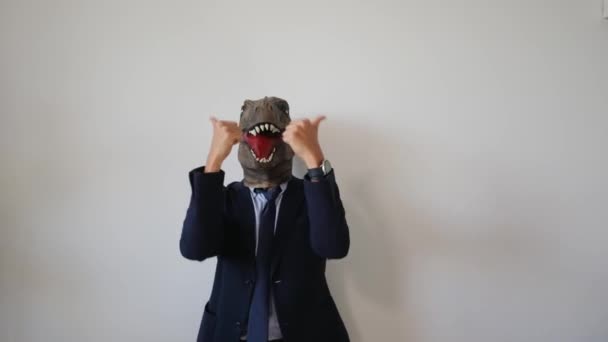 Geschäftsmann Dinosauriermaske Zeigt Daumen Hoch — Stockvideo