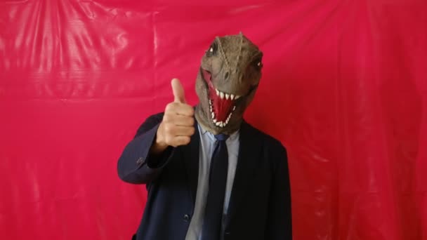 Homme Affaires Masque Dinosaure Avec Pouce Vers Haut — Video